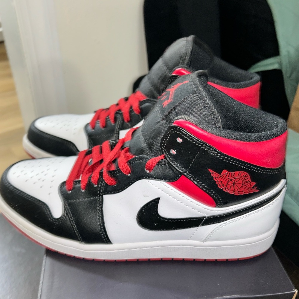 Men’s Jordan 1 Retro High Top OG Sneaker size 10.5